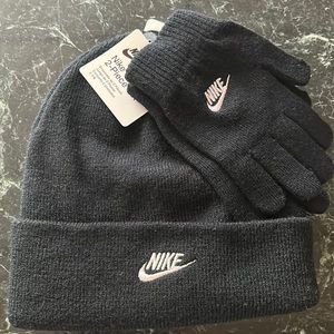 Kid’s Nike 2 Piece Hat and Glove Set NWT